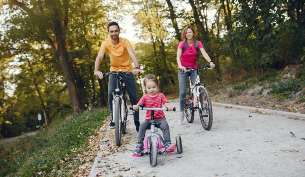 Famiglia in bicicletta