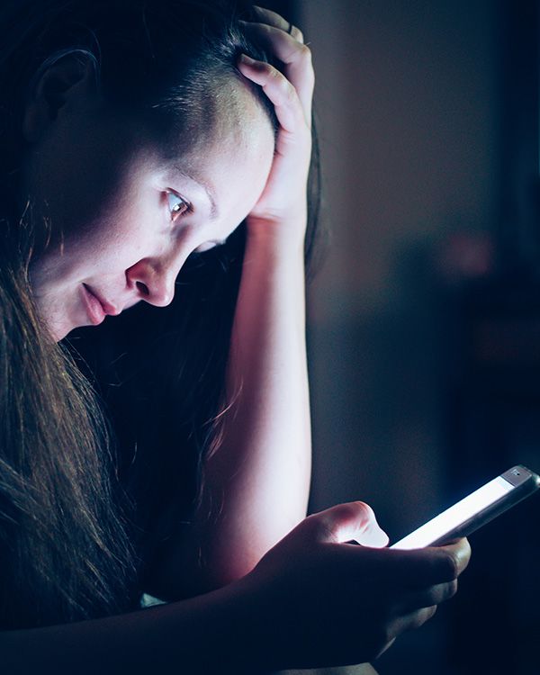Adolescente con smartphone