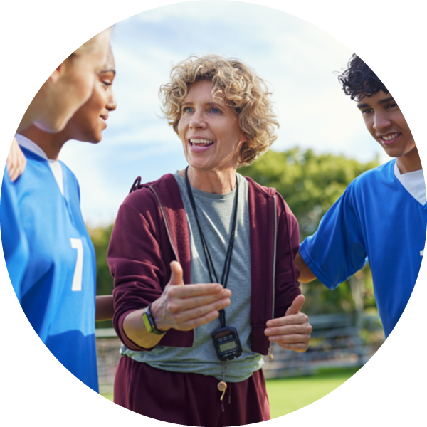 Allenatrice parla con i suoi ragazzi