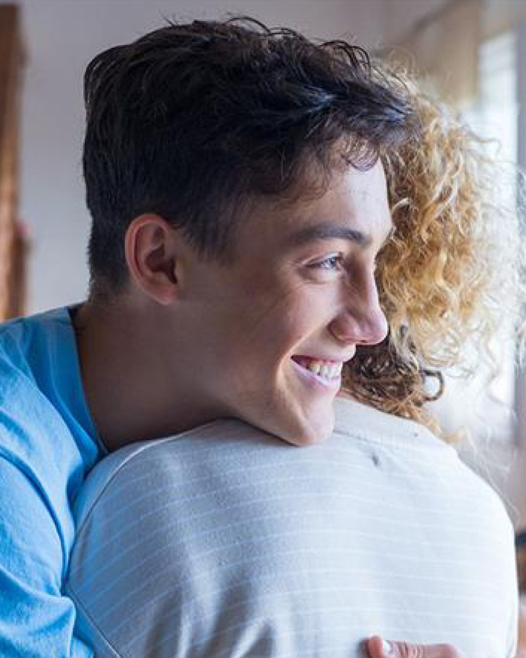 Adolescente abbraccia la madre