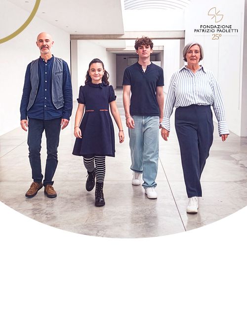 4 persone che camminano in avanti nel Centro per la Salute Globale