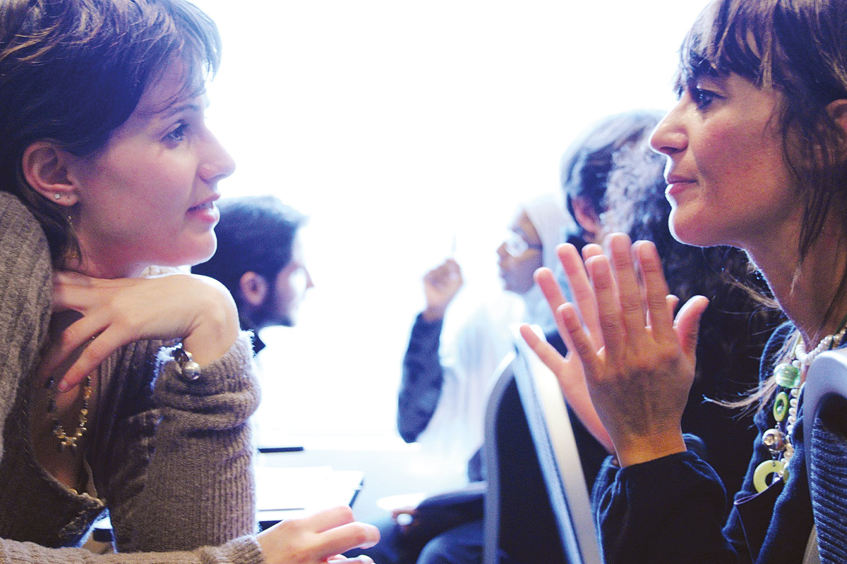 Due donne stanno parlando tra di loro