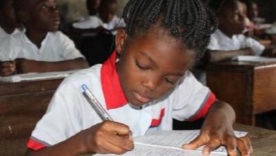 Bambino africano in una scuola
