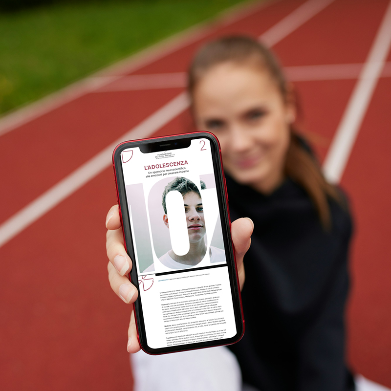 Mockup smartphone edukit tenuto in mano da una ragazza