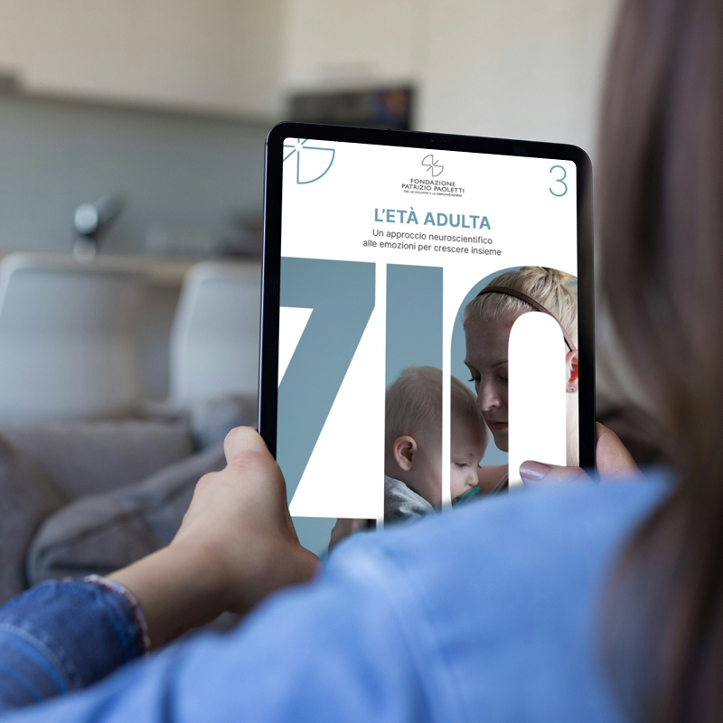 una donna legge edukit sul tablet 