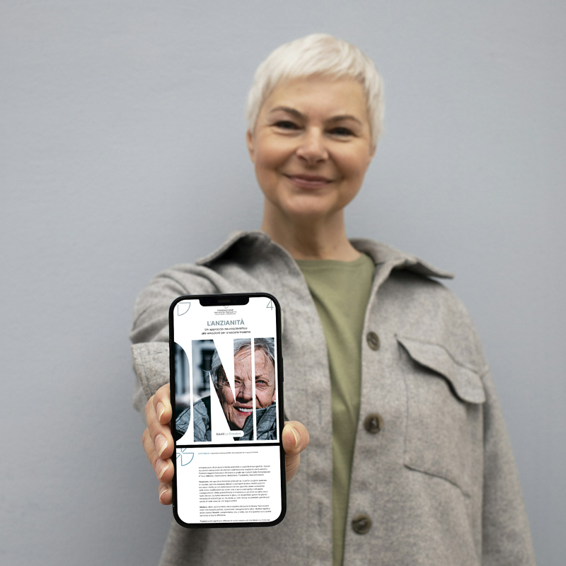 una donna tiene in mano uno smartphone e mostra l'edukit