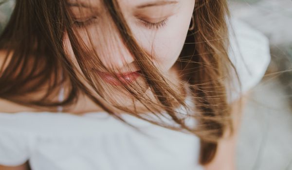 Ragazza occhi chiusi