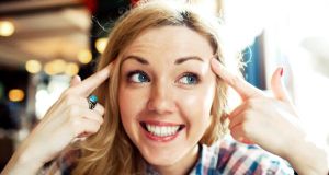 Ragazza sorridente con lo sguardo in su