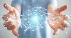 immagine digitale di un cervello tra due mani
