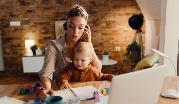 mamma multitasking