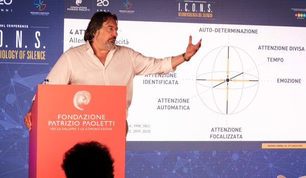 Silenzio e sé osservante